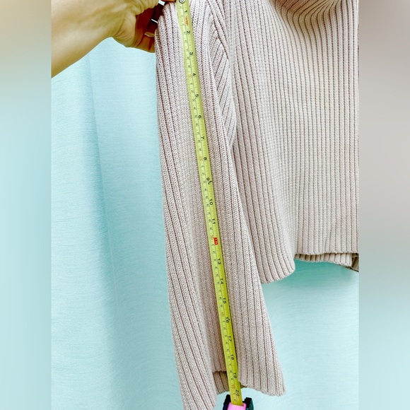 Paper Label Crop Sweater ~ Size Small (but fits Large) - Picture 5 of 6